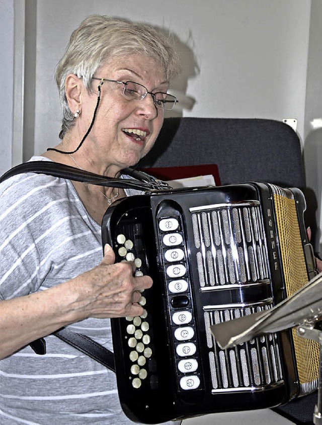 Beate Sprich spielte ihr Akkordeon beim Altennachmittag.   | Foto: Diehl