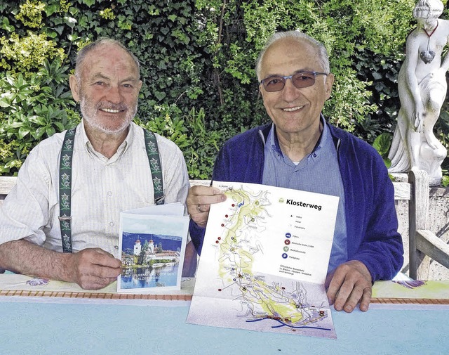 Roland Kost (links) und Horst Seipp er...e Klosterweg-Wanderkarte im Internet.   | Foto: Ursula Freudig