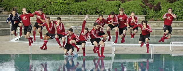 Vor dem letzten Training wagten die Fu...ins khle Nass im Bonndorfer Freibad.   | Foto: wolfgang scheu