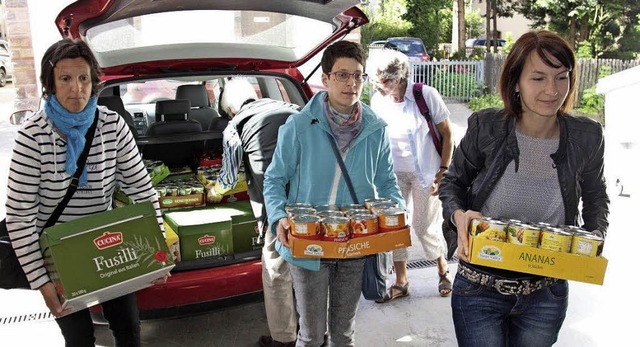Das Kinderkleidermarktteam aus St. Pet...die Freiburger Tafel mit Lebensmittel.  | Foto: Privat