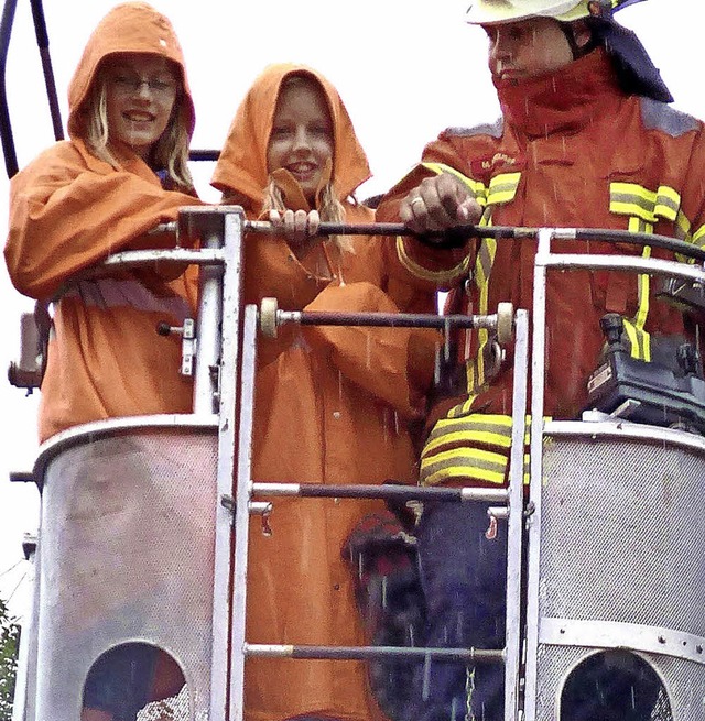 Auch bei der Feuerwehr  schauen die Kids  vorbei.   | Foto: Claudia Marchlewski