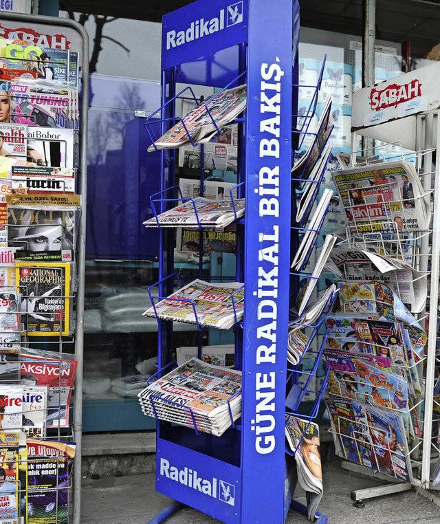 Kritische Medien im Visier: Zeitungskiosk in Istanbul  | Foto: dpa