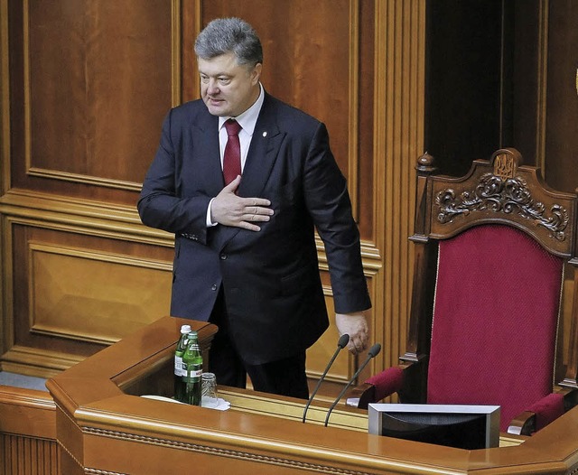 Hand aufs Herz: der ukrainische Prsid...iner Rede zur Lage der Nation in Kiew.  | Foto: dpa