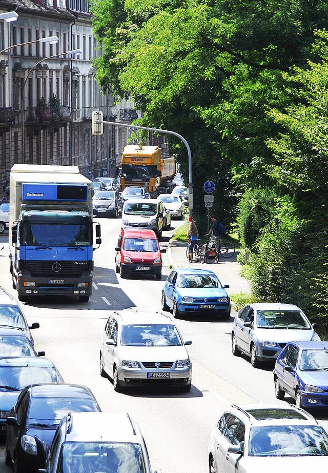 Massig  Verkehr donnert ber die B31 durch die Stadt.   | Foto: Michael Bamberger