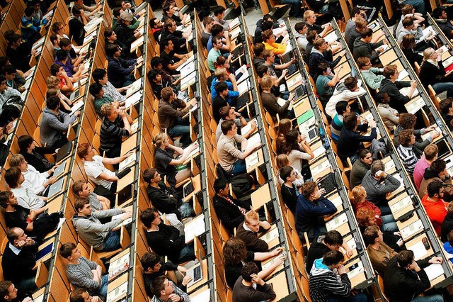Studenten in einem groen Hrsaal der ... Universitt (TUM) in Mnchen (Bayern)  | Foto: dpa
