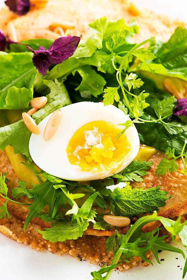 Passen perfekt zu frischem Salat, Ei und Guacamole: Quinoa-Pfannkuchen.  | Foto: dpa-tmn