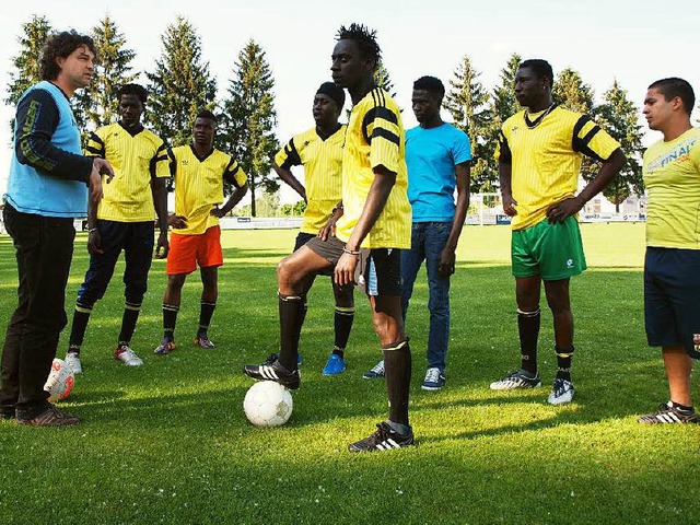 Thomas Klitsch beim Training mit den  jungen Mnnern aus Gambia.  | Foto: Michael haberer