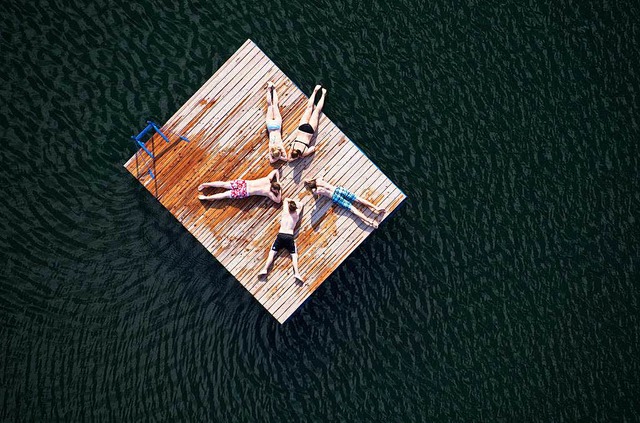 Sonnenanbeter kommen derzeit voll auf ihre Kosten.  | Foto: dpa