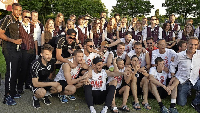 Auf der Ponderosa wurden die Fuballer vom Musikverein empfangen.  | Foto: Daniel Thoma