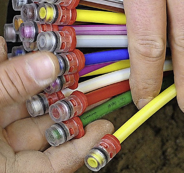 Solche Glasfaserkabel sollen das Netz auch in Sulzburg schnell machen.   | Foto: dpa