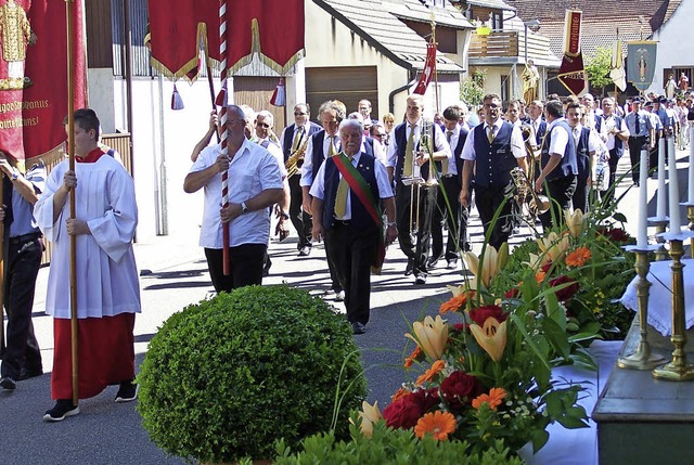 Begleitet vom Musikverein zogen die Gl...schmckten Straen von Oberrimsingen.   | Foto: Schmitt