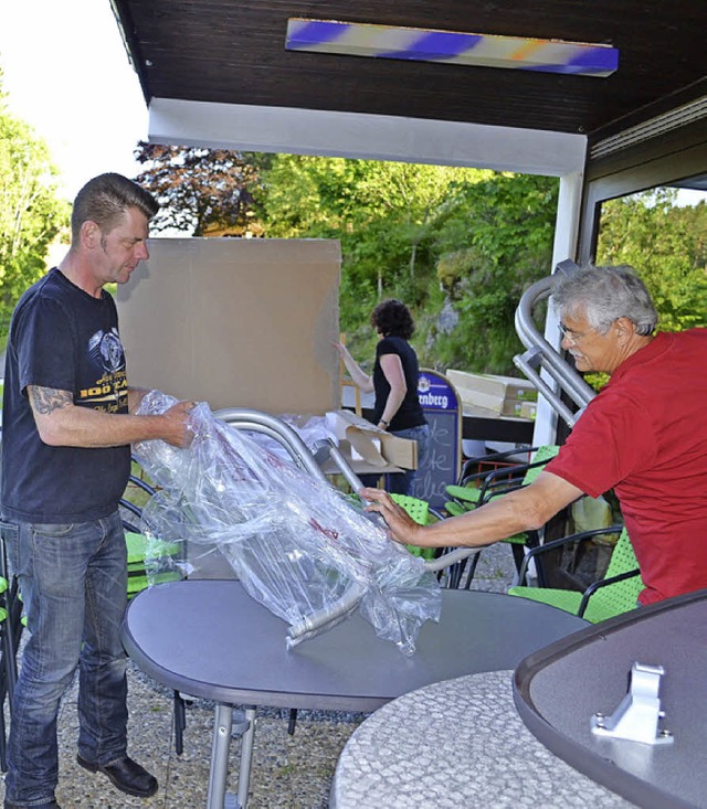 Helfer  montieren Tische und Sthle im Freibad.   | Foto: Liane Schilling