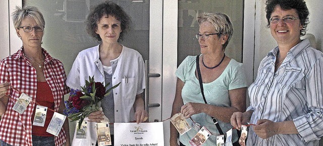 Eine Geldscheingirlande hatten die Iba... unermdliche Arbeit der Sozialstation  | Foto: Karin Stckl-Steinebrunner