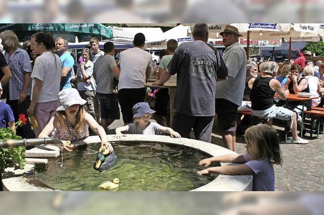 Sogar der Brgermeister sucht den khlen Brunnen