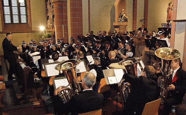 Das tiefe Blech im Vordergrund und die... Rinklin (links) beim Kirchenkonzert.   | Foto: Christian Ringwald