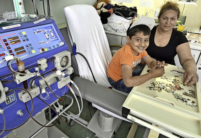 Semir und seine Mutter Lutvie Gashi be...in in der Kinderklinik der Universitt  | Foto: Michael Bamberger