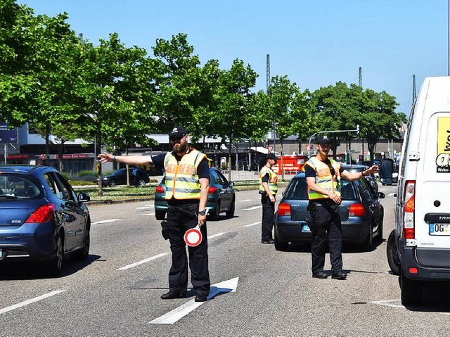 Ein ungewohntes Bild: Beamte winken am...ehl Fahrzeuge zur berprfung heraus.   | Foto: Karen Christeleit