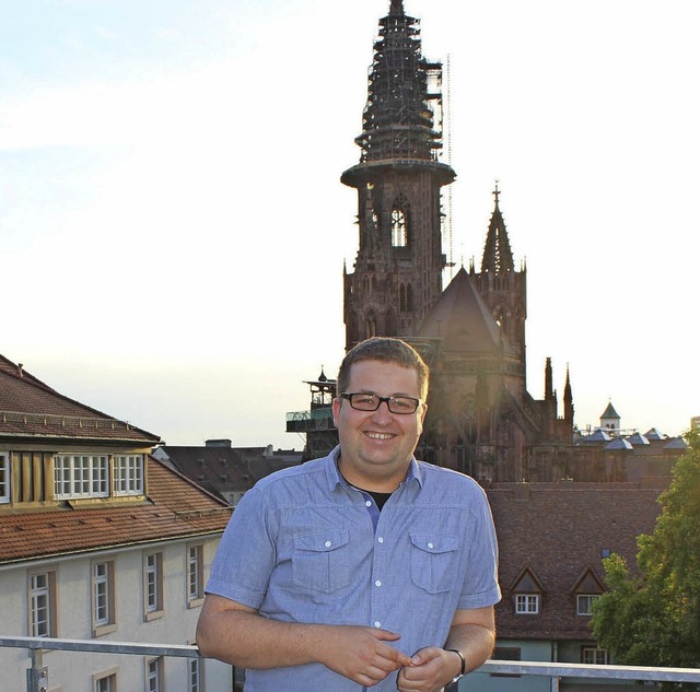 Knftiger Diakon und Priesteramtsanwr...Freiburg, das  Mnster im Hintergrund.  | Foto: Joel Perin