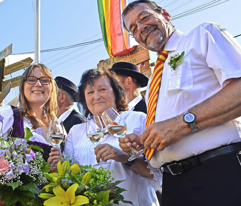 Auf glckselige  Weintage stieen Wein...ss und Brgermeister Martin Obert an.   | Foto: Pohrt