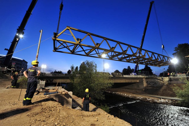 Die Behelfsbrcke wird mit zwei Krnen und viel Fingerspitzengefhl eingepasst.  | Foto: Thomas Kunz