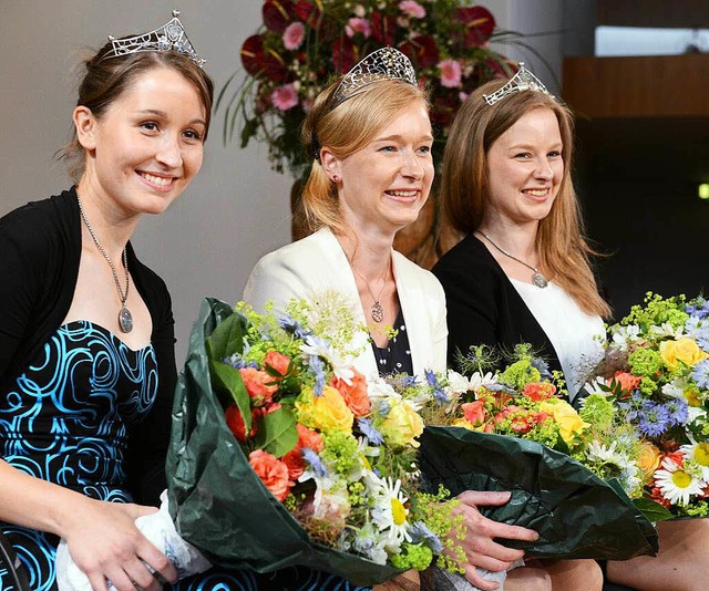 Weinprinzessin Annette Herbstritt (lin...uen  Weinknigin Isabella Vetter (22).  | Foto: dpa