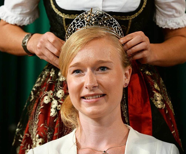 Ihr Haupt wird gekrnt: Isabella Vette...ichheim ist neue Badische Weinknigin.  | Foto: dpa