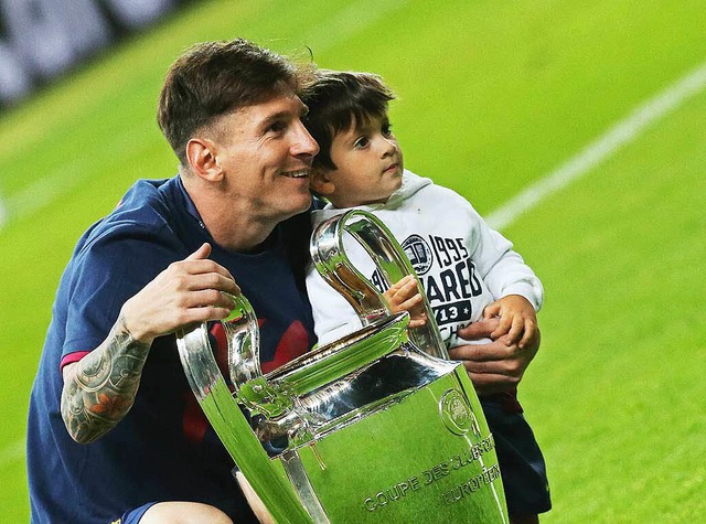 Lionel Messi feiert mit Sohn Thiago  | Foto: dpa