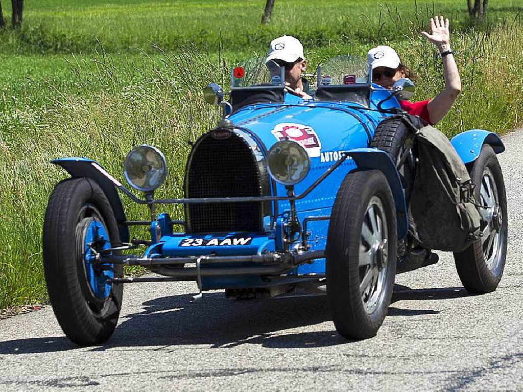 Das Anfhrerfahrzeug sowie das lteste dieser Veteranenausfahrt mit der Startnummer 1, ein Bugatti 35T, Bj. 1926, Fahrer: Peter-Paul Pietsch, Dr. Patricia Scholten, Deutschland.