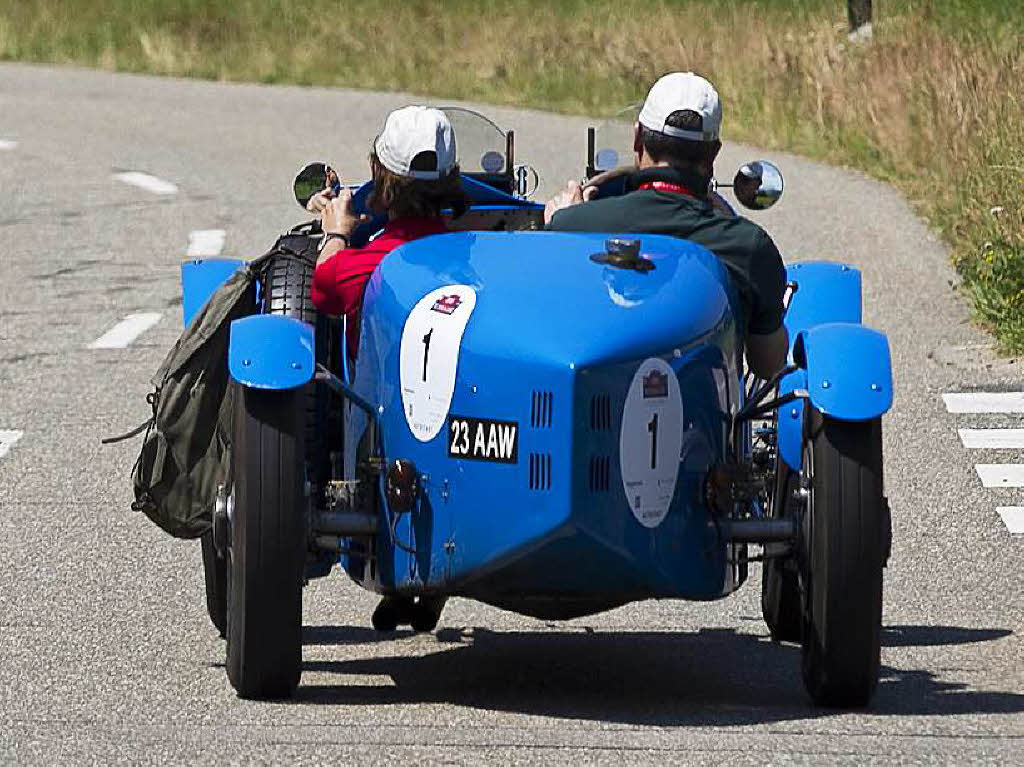 Das Anfhrerfahrzeug sowie das lteste dieser Veteranenausfahrt mit der Startnummer 1, ein Bugatti 35T, Bj. 1926, Fahrer: Peter-Paul Pietsch, Dr. Patricia Scholten, Deutschland.