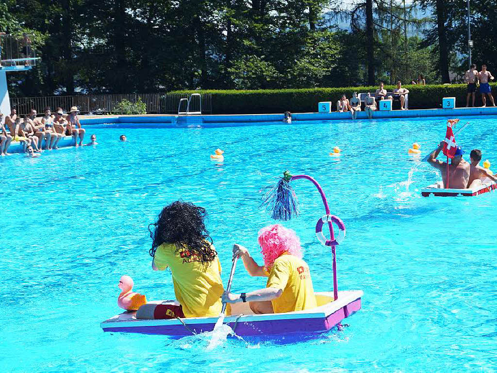 Impressionen vom ersten Badewannenrennen im Bad Sckinger Waldbad