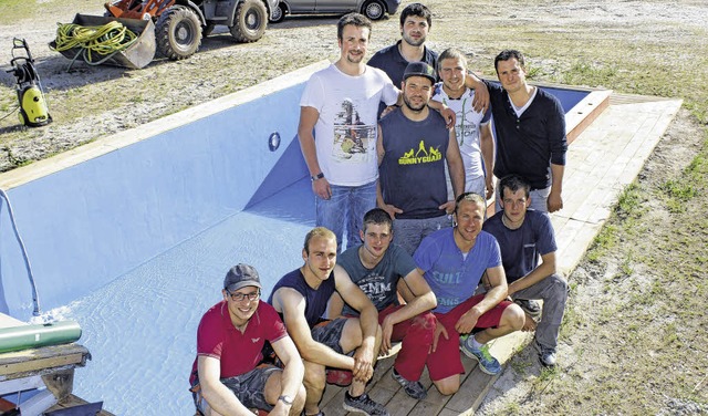 Bald ist  Beachparty : Die Helfer des ...sen schon mal das Wasser in den Pool.   | Foto: Michael Pohl