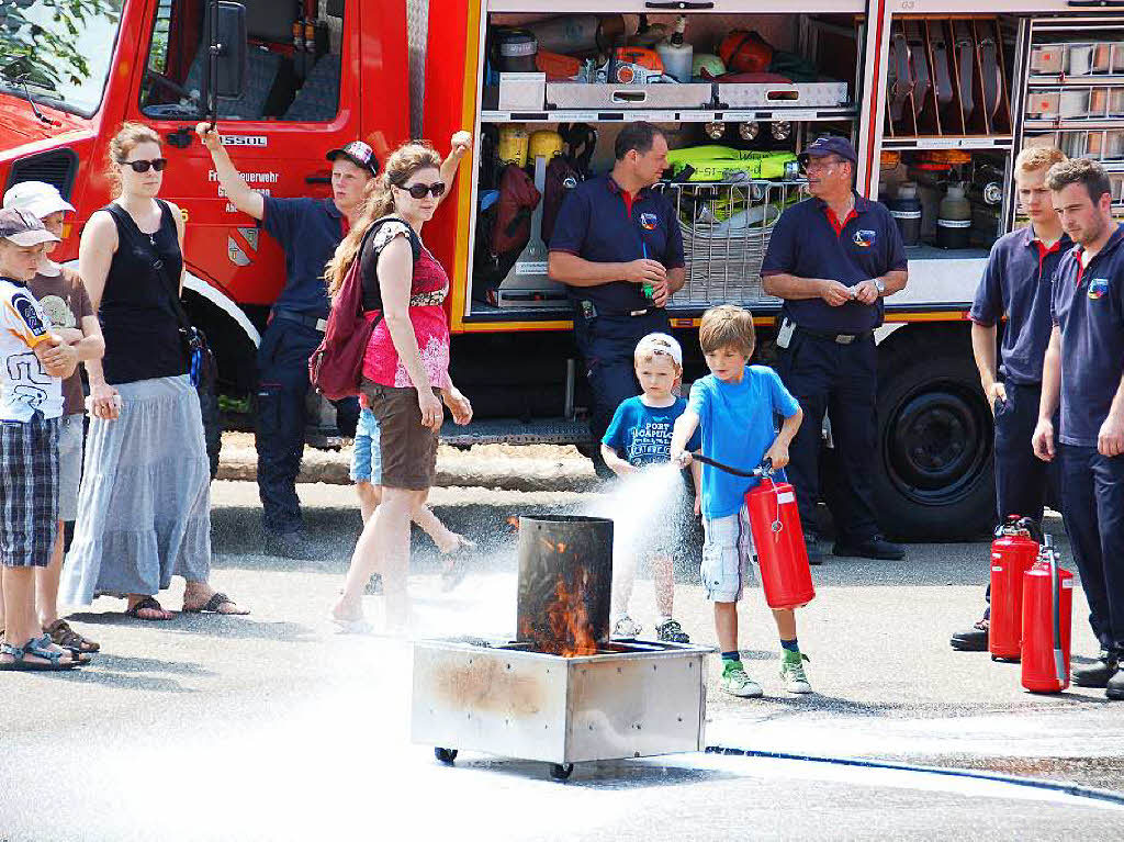 Groen Zulauf von Kindern und Erwachsenen, die auch mal gerne Feuerwehr spielen, hatte die Freiwillige Feuerwehr am Tag der Vereine