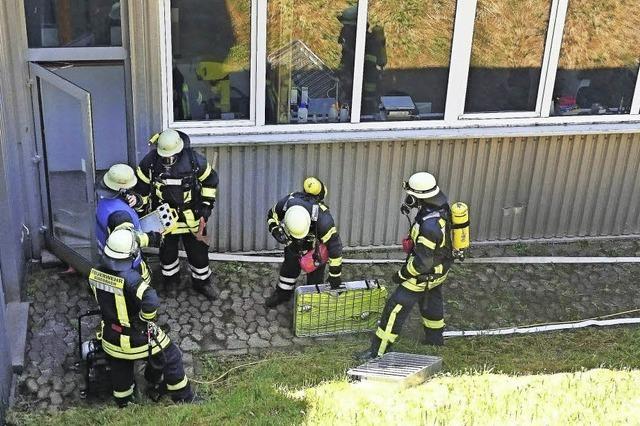 Feuerwehr sprt Rauchquelle auf