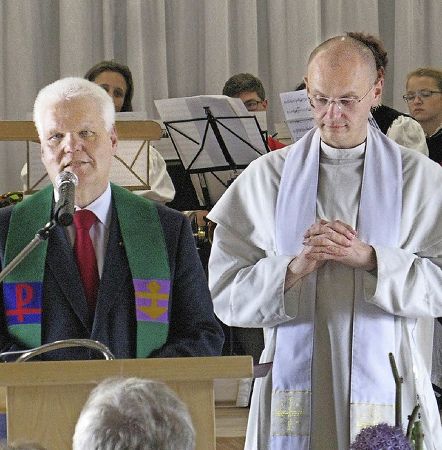 Pfarrer Traugott Weber (links im Bild)...rasse gerne in Beschlag (Bild rechts).  | Foto: Ulrike Spiegelhalter