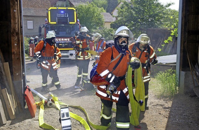 Auch ohne echten Brand bei rund 30 Gra...heims Feuerwehr bei der Frhjahrsbung  | Foto: WOLFGANG KNSTLE