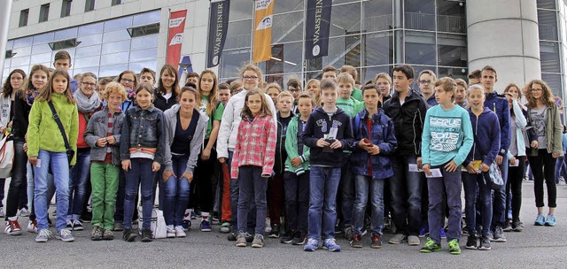 Mitglieder des Volksbank-Jugendclubs vor der SAP-Arena in Mannheim.   | Foto: Volksbank