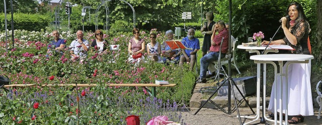 Mit einer einstndigen Gartenlesung un...im Bltenmeer des neuen Rosengartens.   | Foto: Peter Heck