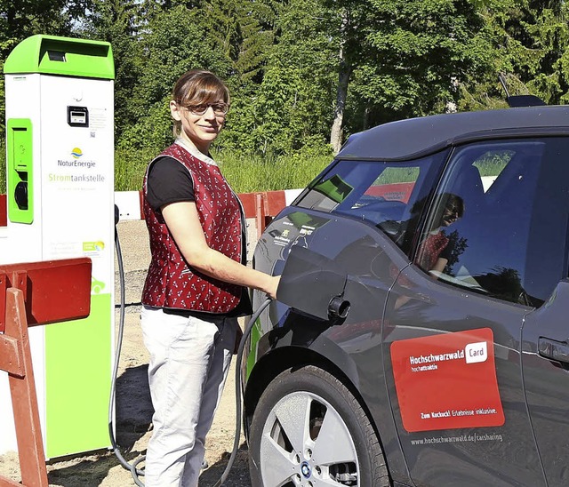 Verena Santo (links) und Sarah Wider (...tinfo stellen die Elektrotechnik vor.   | Foto: WD