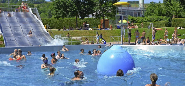 Abkhlung und Badespa suchten angesic... Tausende Besucher im Parkschwimmbad.   | Foto: Matthias Allendrfer