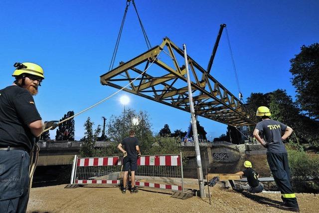 Das Technische Hilfswerk hat am Freitagabend die Behelfsbrcke ber die Dreisam aufgestellt