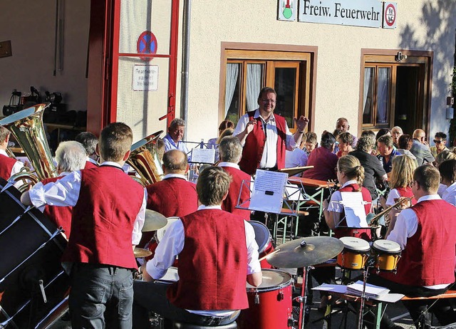 Unter der Leitung von Martin Mayer beg... bei seinem Platzkonzert in Vogelbach.  | Foto: Rolf-Dieter Kanmacher