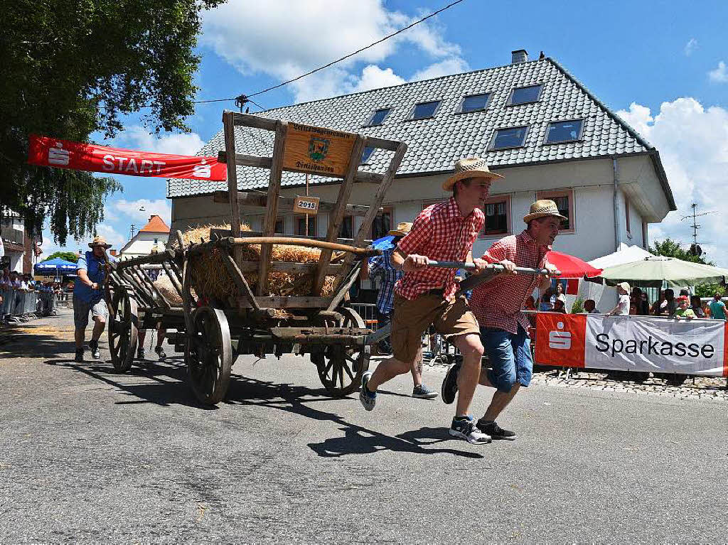 Eine Gaudi frs ganze Dorf – das Leiterwagenrennen hat Dittishausen am Sonntag in Atem gehalten. Gewonnen hat schlielich der rtliche Sportverein.