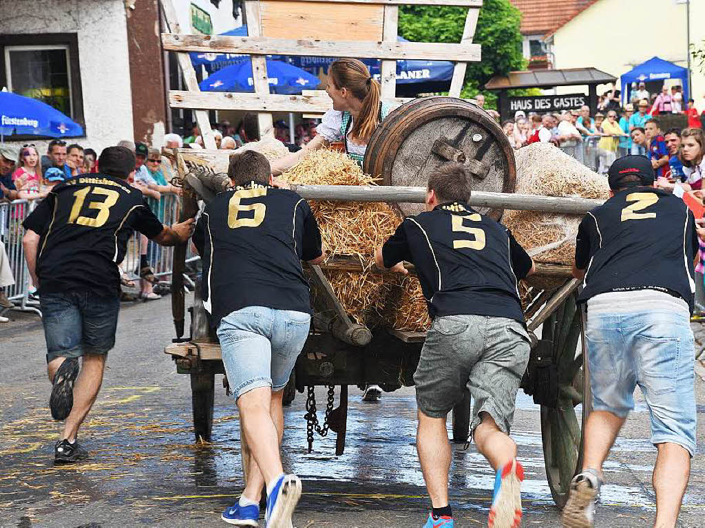 Eine Gaudi frs ganze Dorf – das Leiterwagenrennen hat Dittishausen am Sonntag in Atem gehalten. Gewonnen hat schlielich der rtliche Sportverein.