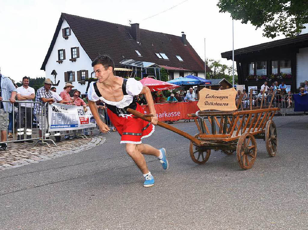 Eine Gaudi frs ganze Dorf – das Leiterwagenrennen hat Dittishausen am Sonntag in Atem gehalten. Gewonnen hat schlielich der rtliche Sportverein.