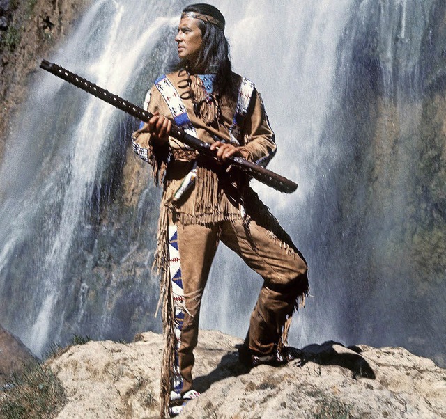 Edel sei der Indianerhuptling, hilfreich und gut: Pierre Brice als Winnetou   | Foto: dpa