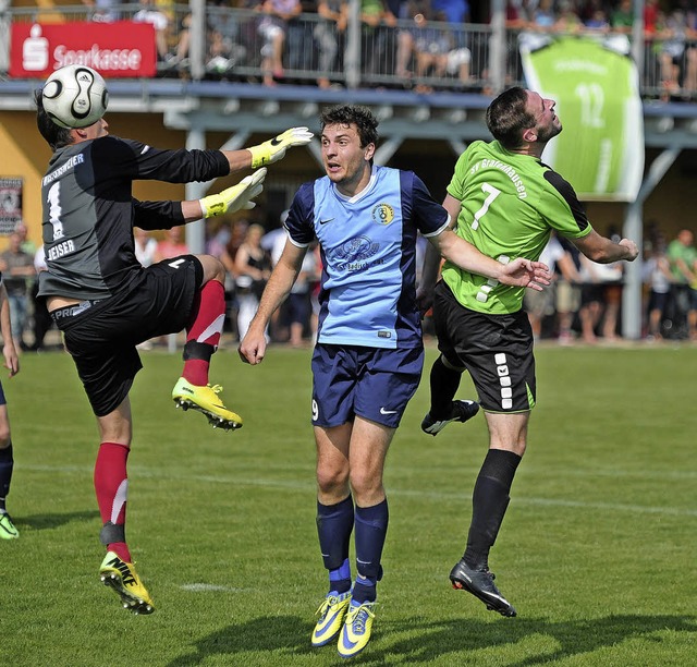 Daniel Wei (grnes Trikot) erzielt hi...wichtige 3:1 fr den SV Grafenhausen.   | Foto:  Pressebro Schaller