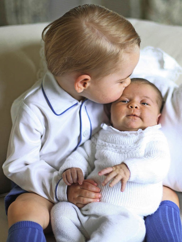 Prinz George gibt seiner Schwester Charlotte ein Ksschen.   | Foto: dpa
