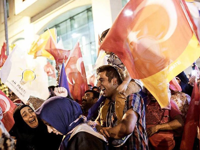 AKP-Anhnger feiern den Wahlausgang  | Foto: AFP