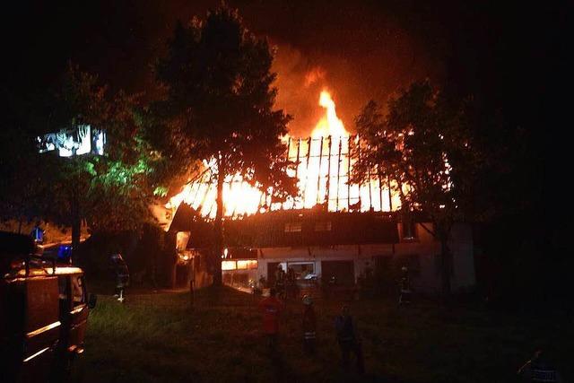 Blitz setzt Bauernhof in Flammen – Groeinsatz in Gutach