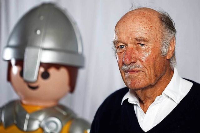 Ein Leben fr Playmobil: Horst Brandsttter, hier neben einem Playmobil-Ritter.  | Foto: dpa